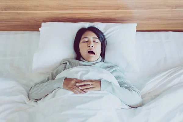 Mulher Asiática Bocejando Seu Quarto Cansado Sonolento Sintomas Sonolência — Fotografia de Stock