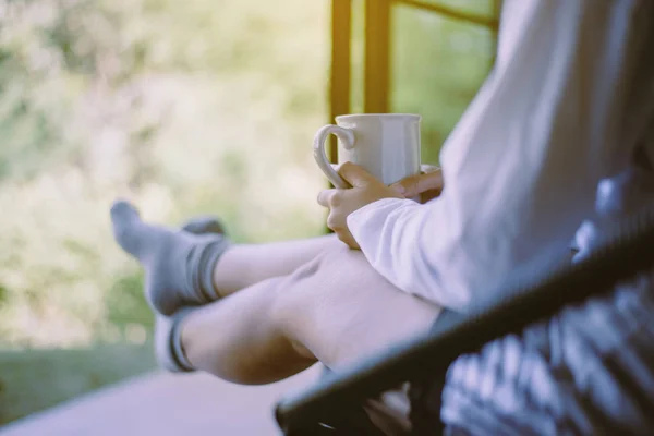 Primer Plano Las Manos Mujer Sosteniendo Una Taza Café Dormitorio — Foto de Stock