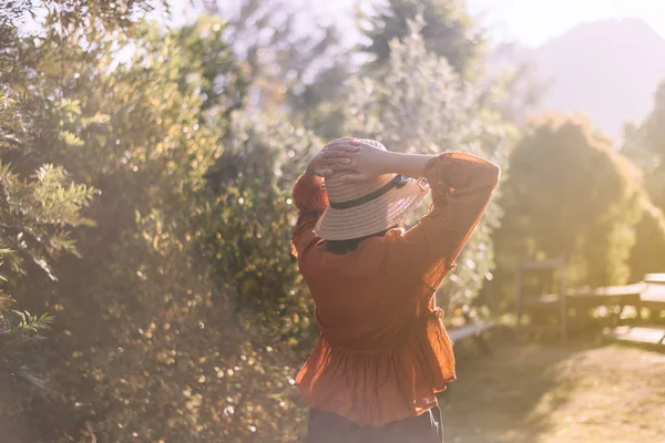 Feliz Hermosa Mujer Asiática Pie Mano Levantarse Naturaleza Con Luz — Foto de Stock