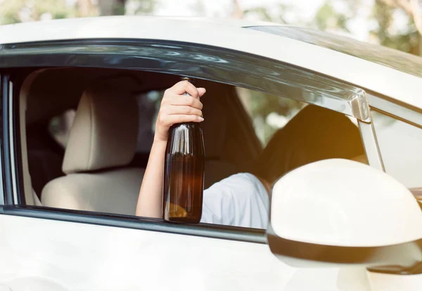 Borracho Asiático Mujer Beber Alcohol Mientras Conducir Coche Carretera Las — Foto de Stock