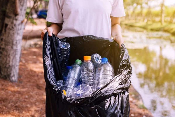 Женщина Волонтер Держит Черный Цвет Мешок Мусора Плазменной Бутылкой Парке — стоковое фото