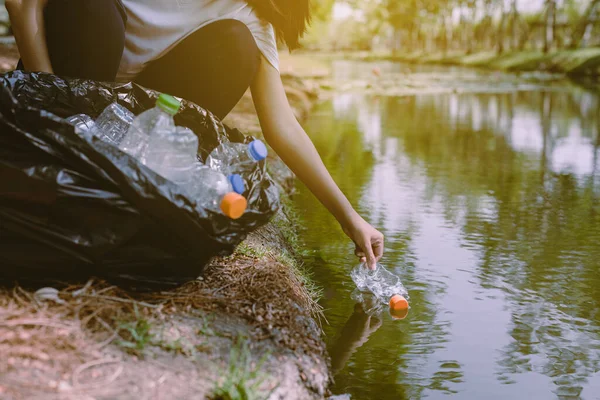 Kobieta Wolontariuszka Podnoszenia Butelki Plastikowe Śmieci Rzeki Środowisko Kampania Zanieczyszczenia — Zdjęcie stockowe