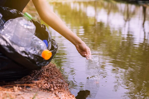 Donna Volontaria Raccogliendo Una Bottiglia Plastica Spazzatura Nel Fiume Concetto — Foto Stock