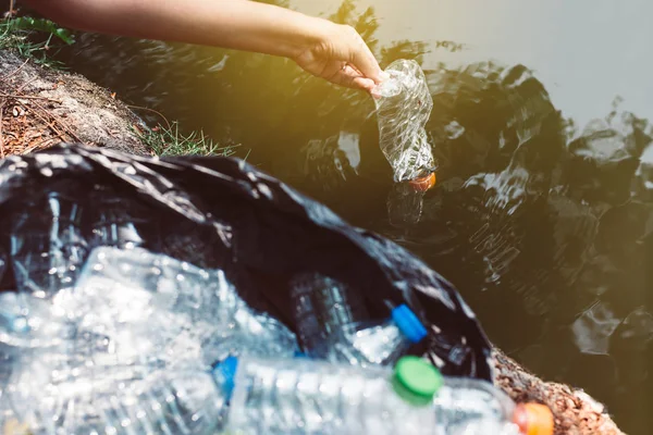 Donna Mano Volontaria Raccogliendo Una Bottiglia Plastica Spazzatura Nel Fiume — Foto Stock