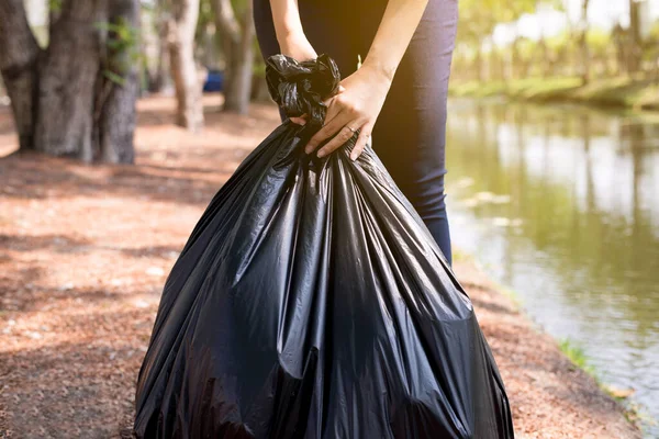 Donna Volontaria Che Tiene Sacchetto Immondizia Colore Nero Parco Smaltire — Foto Stock