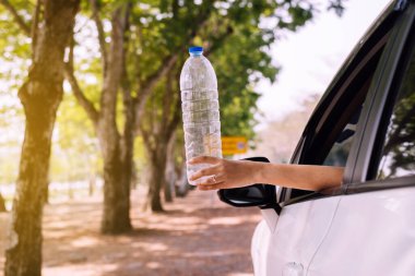 Küresel ısınma çevre koruma kavramı, yolda plastik şişe tutan kadın.