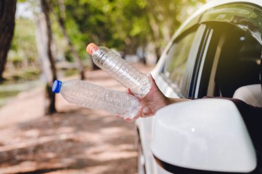 Yolda elinde plastik şişeyle gezen bir kadın küresel ısınma çevre koruma konsepti.