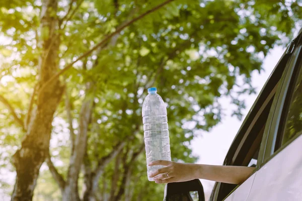 Küresel ısınma çevre koruma kavramı, yolda plastik şişe tutan kadın.