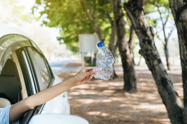 Kobieta Trzyma Plastikową Butelkę Drodze Globalne Ocieplenie Koncepcji Ochrony Środowiska — Zdjęcie stockowe
