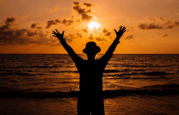 Silhouet Van Happy Man Hef Hand Zonsondergang Zee Vrijheid Concept — Stockfoto