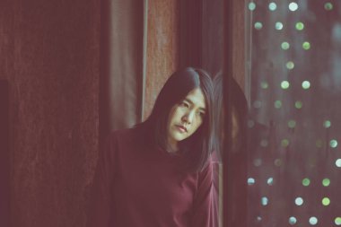 Asyalı kadın depresyonu evde baş ağrısı, akıl sağlığı sorunları, dünya intihar günü konsepti