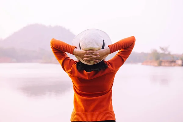 Mujer Feliz Pie Las Manos Levantadas Atardecer Feliz Sonriente Pensamiento — Foto de Stock