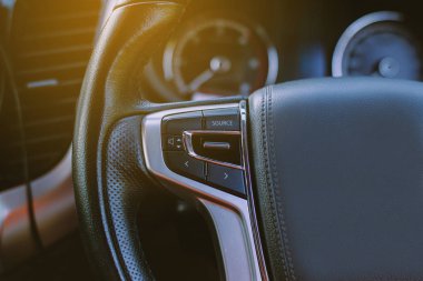 Yeni araba radyosunu açmak için düğme sesi kontrolü, direksiyonda düğme.