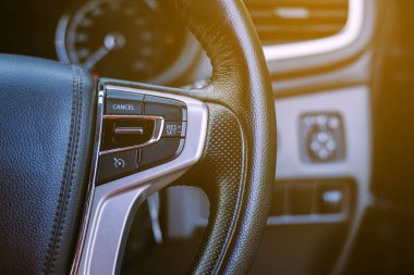 Yeni araba teknolojisinin içinde seyir kontrol hızı kontrolü.