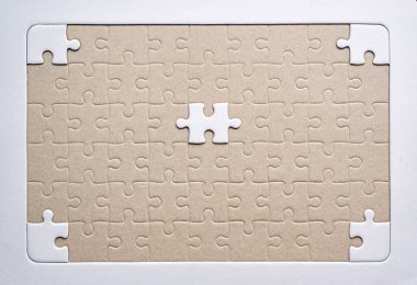 Yapboz beyaz renk, sıra bulmaca parçaları ızgarası, başarısız mozaik çözüm şablonu