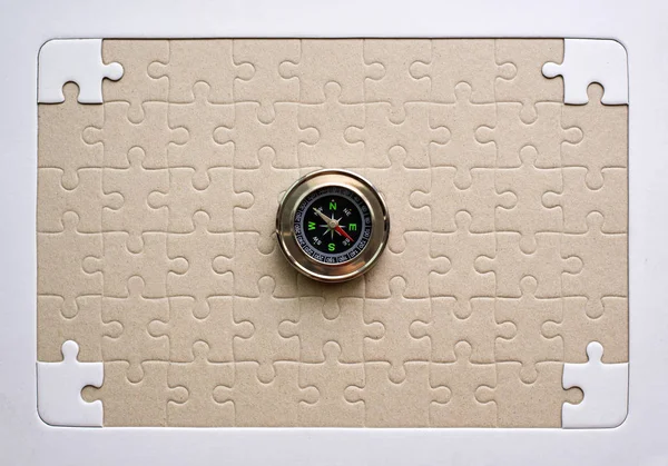 Jigsaw Rompecabezas Color Blanco Con Brújula Row Puzzle Pieces Grid — Foto de Stock