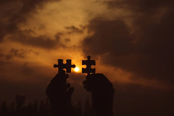 Handen Vrouw Koppelen Paar Puzzel Stuk Samen Met Zonlicht Achtergrond — Stockfoto