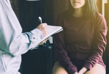 Profesyonel psikiyatrist konuşuyor ve kadın hastaya danışmanlık yapıyor, intiharı önleme, akıl sağlığı konsepti