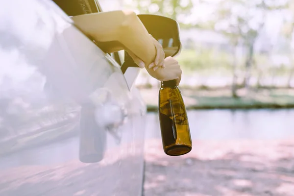 Пьяная Азиатка Пьет Алкоголь Время Вождения Автомобиля Дороге Женщины Водят — стоковое фото