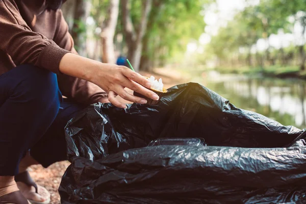 Жінка Доброволець Тримає Пластикові Сміття Громадському Парку Розкладає Концепцію Переробки — стокове фото