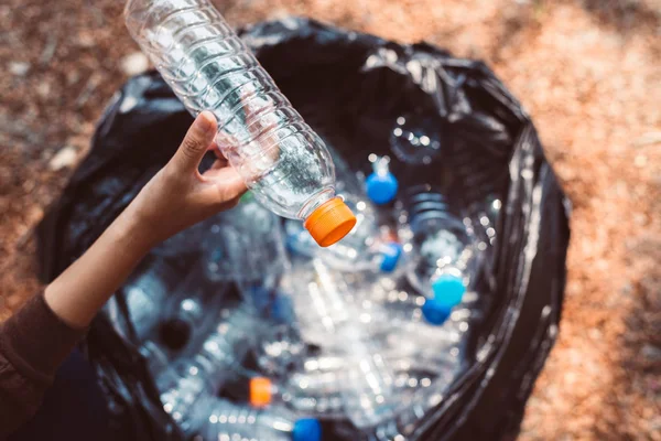 Wolontariuszka Trzymająca Czarny Worek Śmieci Plastikową Butelką Parku Publicznym Usunąć — Zdjęcie stockowe