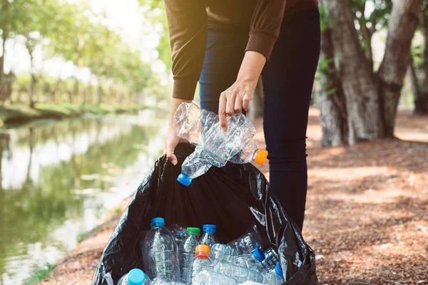 Wolontariuszka Trzymająca Czarny Worek Śmieci Plastikową Butelką Parku Publicznym Usunąć — Zdjęcie stockowe