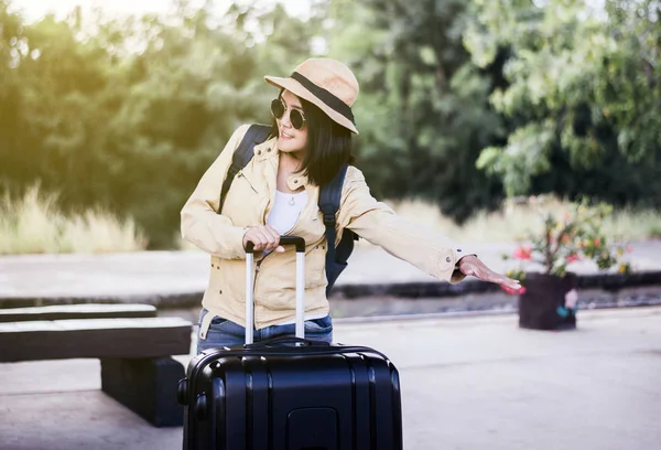 Schöne Asiatische Touristin Wartet Auf Zug Bahnhof Reise Und Urlaubskonzept — Stockfoto