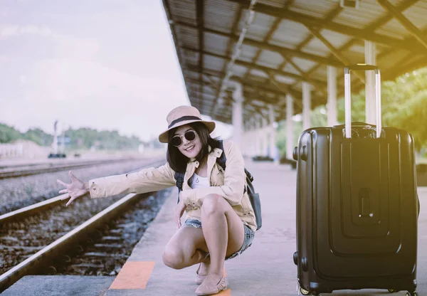 Szczęśliwy Azjatycki Kobieta Turysta Czeka Pociąg Dworcu Kolejowym Podróże Wakacje — Zdjęcie stockowe