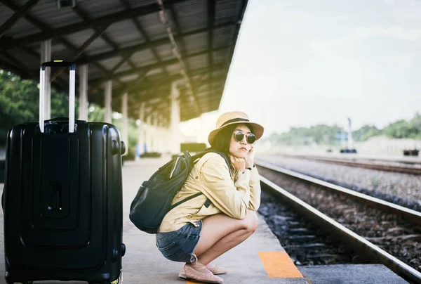 Hipster Asiatische Touristin Wartet Auf Zug Bahnhof Reise Und Urlaubskonzept — Stockfoto