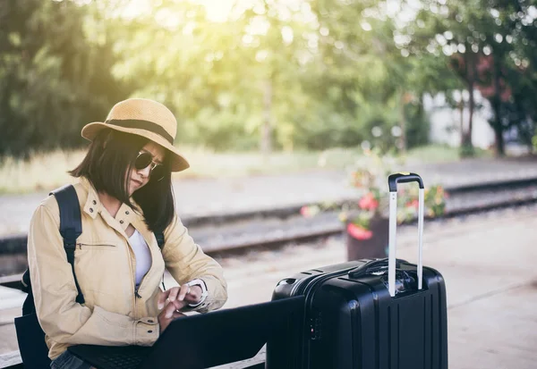 Schöne Asiatische Touristin Überprüft Fahrplan Zeit Beim Warten Zug Bahnhof — Stockfoto