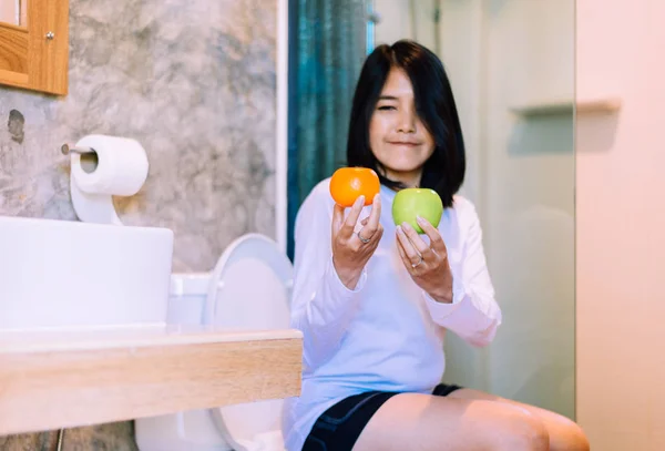 Felice Donna Asiatica Mani Che Tengono Arancione Mela Frutta Prima — Foto Stock