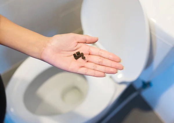 Kobieta Trzyma Tabletki Przeczyszczające Korzysta Toalety Cierpi Biegunkę Hemoroidy Przebudzeniu — Zdjęcie stockowe
