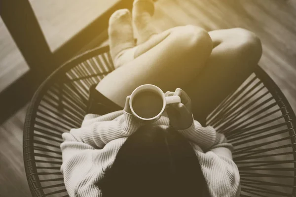 Donna Seduta Sulla Sedia Che Beve Caffè Caldo Camera Letto — Foto Stock