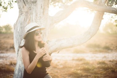 Mutlu gezgin Asyalı kadın şişeden su içiyor ormanda vakit geçiriyor, hayat tarzı açık hava seyahati kavramı.