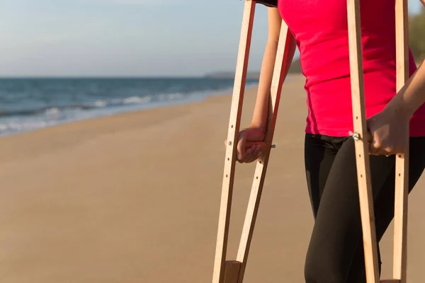 Paciente Mulher Usando Muletas Apoio Pernas Quebradas Para Andar Praia — Fotografia de Stock