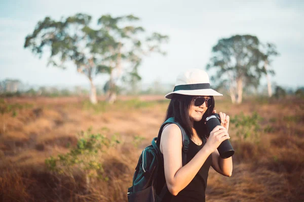 Feliz Viajero Asiático Mujer Beber Agua Botella Pasar Tiempo Bosque — Foto de Stock