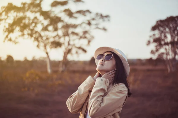 Retrato Viajero Mujer Asiática Pie Hora Puesta Del Sol Bosque — Foto de Stock