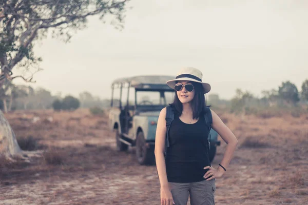 Hipster Viajero Asiático Mujer Pie Mirando Algo Aire Libre Durante — Foto de Stock