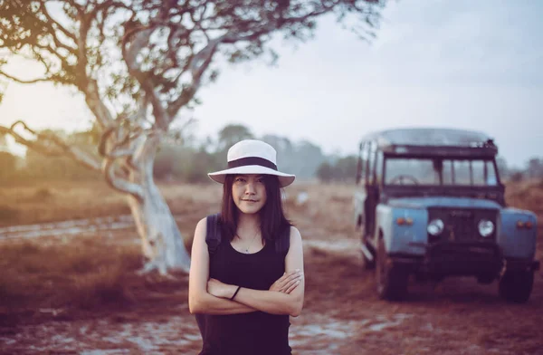 Портрет Красивой Путешественницы Азиатской Женщины Стоящей Природе Закате Время Отдыха — стоковое фото