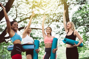 Spor elbiseli genç bir bayan. Spor salonundaki antrenmandan sonra gülümseyen ve rahatlatıcı bir takım.