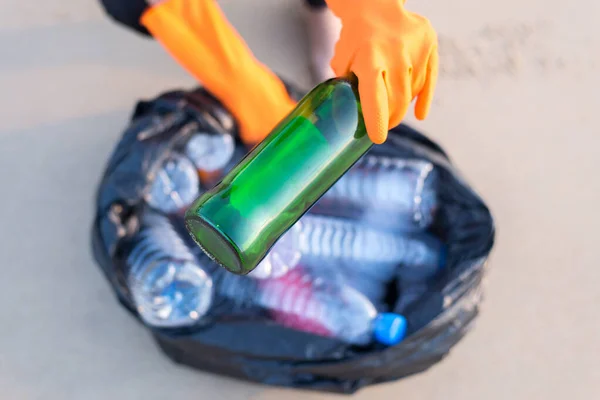 Frivilliga Händer Hålla Svart Färg Soppåse Med Att Hålla Glasflaska — Stockfoto