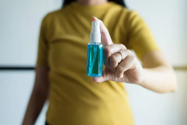 Mãos Mulher Segurando Gel Desinfetante Frasco Spray Para Proteção Coronavírus — Fotografia de Stock