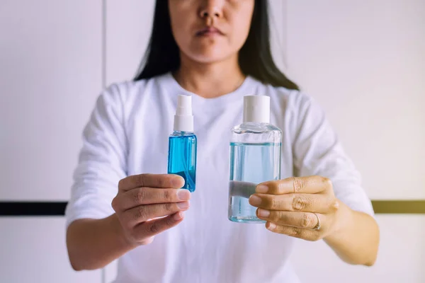 Wanita Tangan Memegang Gel Pembersih Dalam Botol Pompa Untuk Tangan — Stok Foto