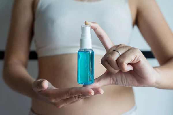 Mãos Mulher Segurando Gel Desinfetante Frasco Spray Para Proteção Coronavírus — Fotografia de Stock