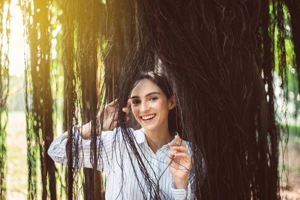 Mujer Joven Feliz Sonriendo Cara Parque Público Por Mañana Pensamiento — Foto de Stock