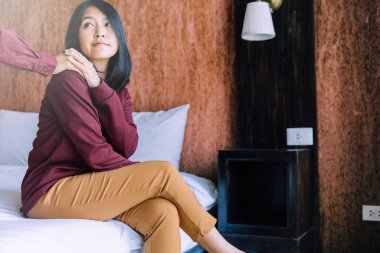 Depresyondaki Asyalı kadına yardım eden adam, intiharı önleme, akıl sağlığı konsepti