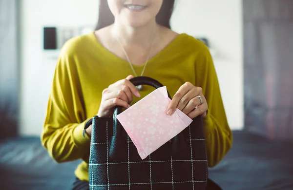 Feliz Asiático Mulher Mão Colocando Higiênico Guardanapo Bolsa Branco Menstrual — Fotografia de Stock