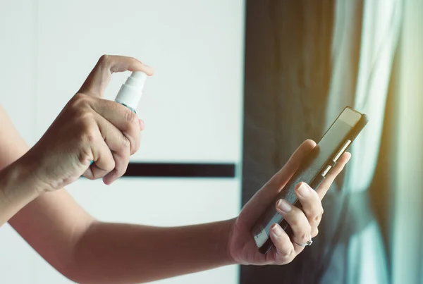 Mãos Mulher Usando Álcool Pulverizador Para Smartphone Medidas Preventivas Contra — Fotografia de Stock