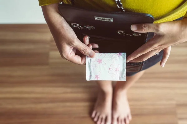 Manos Mujer Que Ponen Servilleta Sanitaria Bolso Almohadilla Menstrual Blanca — Foto de Stock