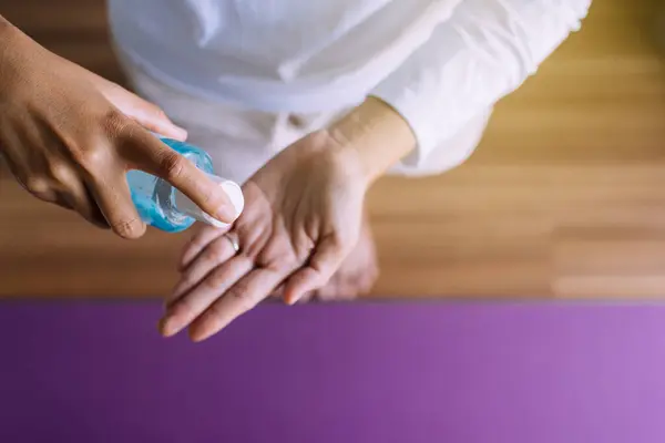Mulher Mão Segurando Desinfetante Gel Garrafa Para Higiene Das Mãos — Fotografia de Stock